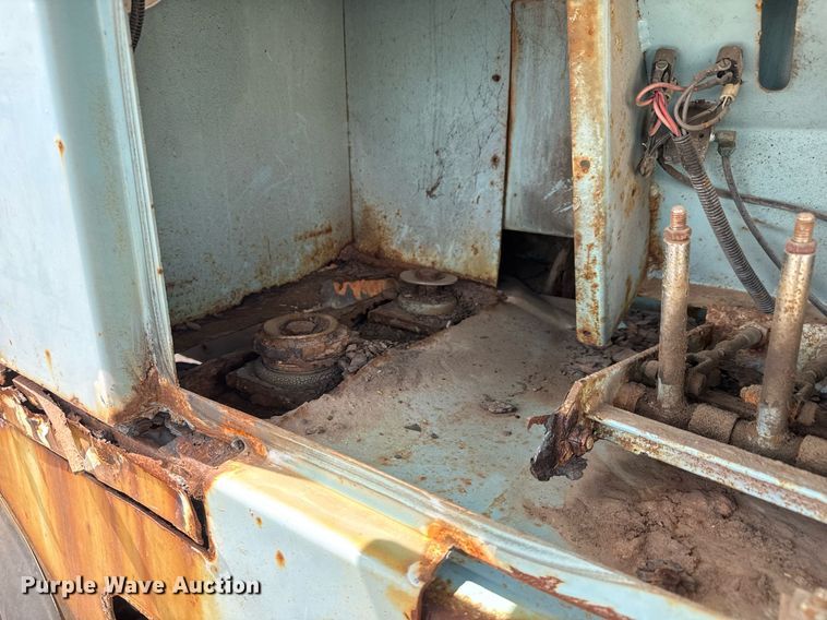 image for item EO0675 1996 International 4900 tow truck