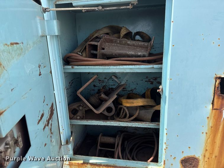 image for item EO0675 1996 International 4900 tow truck