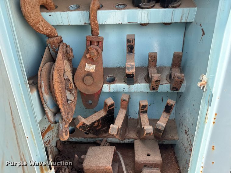 image for item EO0675 1996 International 4900 tow truck