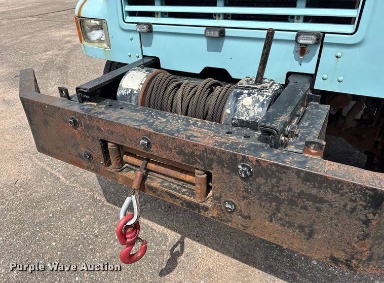 image for item EO0675 1996 International 4900 tow truck