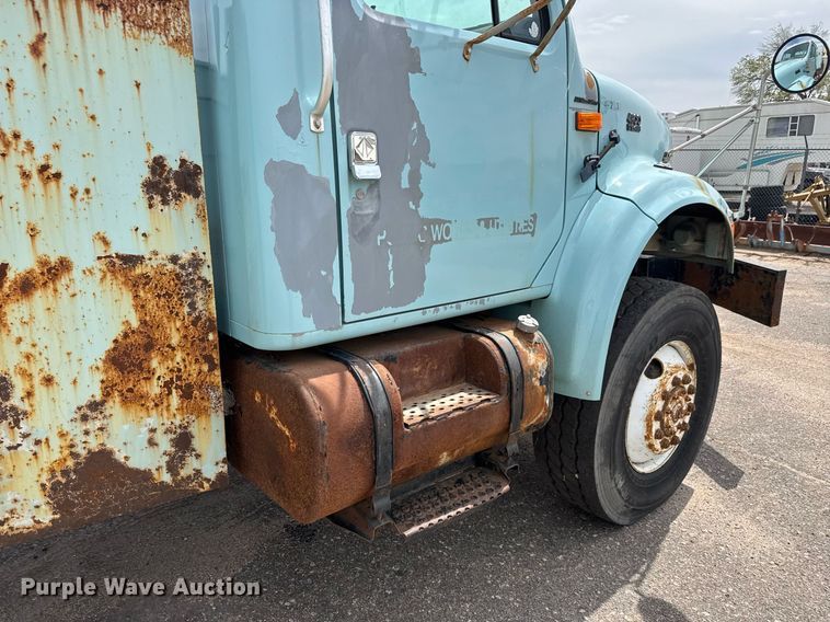 image for item EO0675 1996 International 4900 tow truck