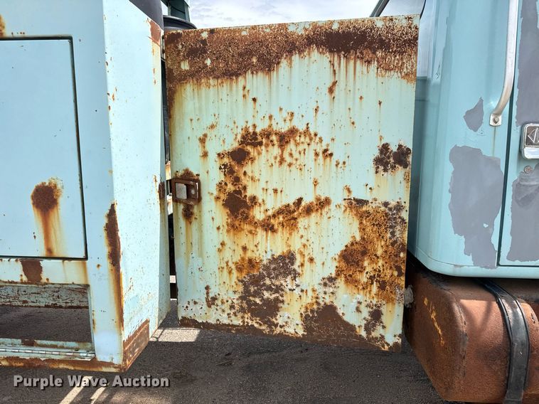 image for item EO0675 1996 International 4900 tow truck