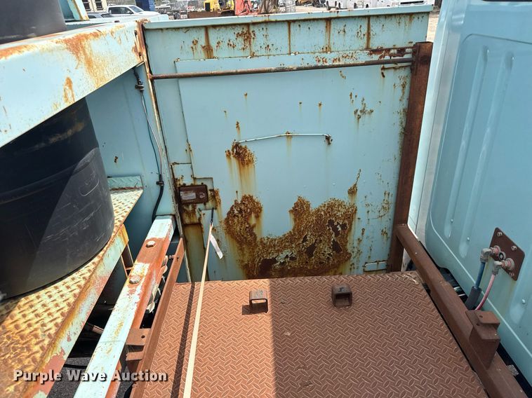 image for item EO0675 1996 International 4900 tow truck