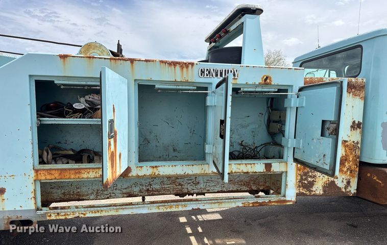 image for item EO0675 1996 International 4900 tow truck