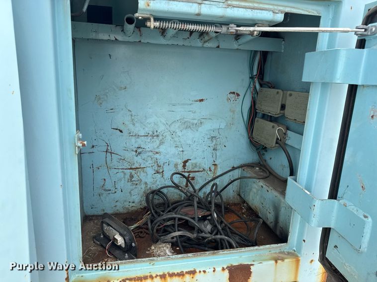 image for item EO0675 1996 International 4900 tow truck