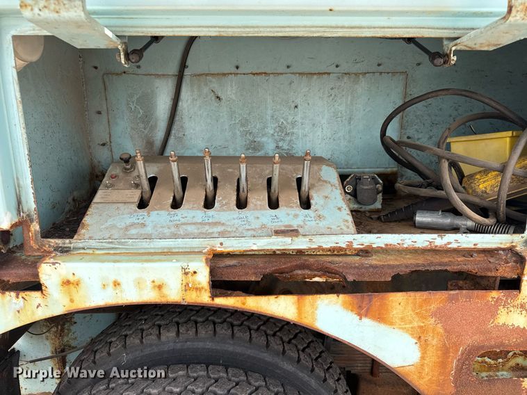 image for item EO0675 1996 International 4900 tow truck