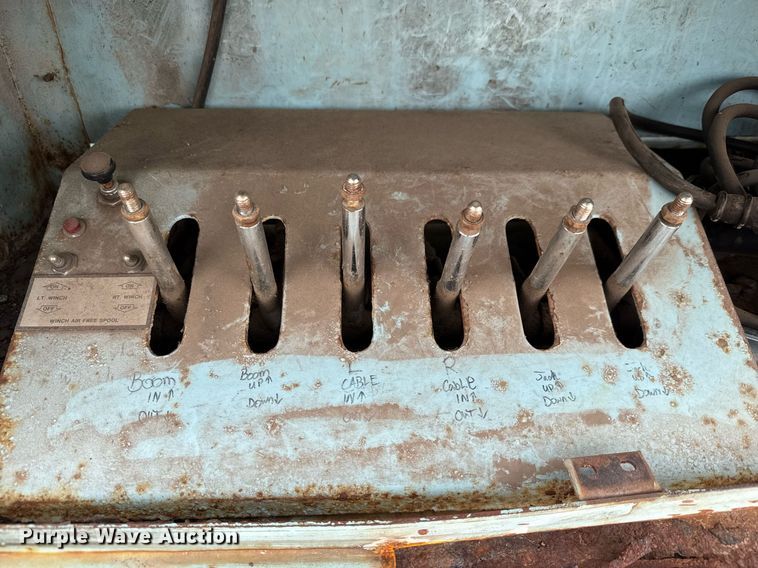 image for item EO0675 1996 International 4900 tow truck