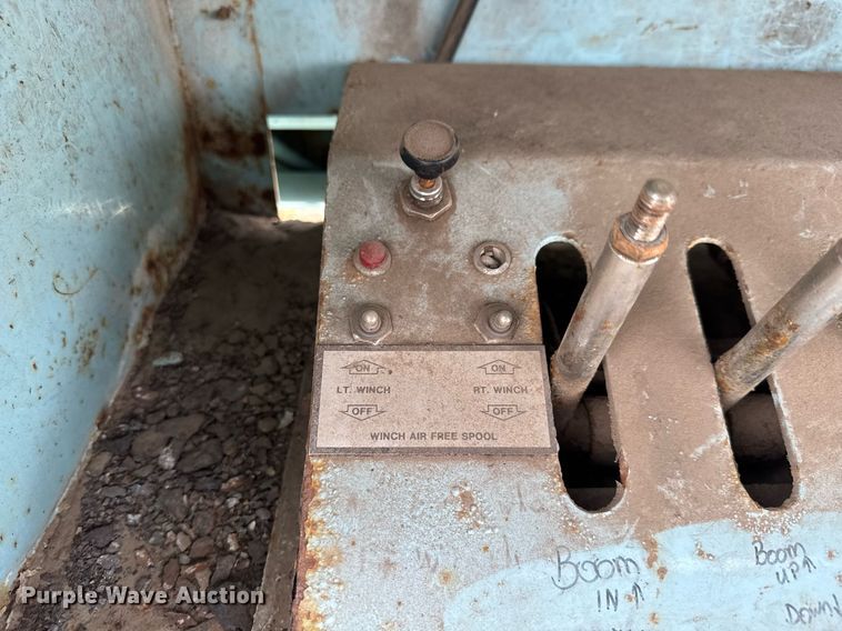 image for item EO0675 1996 International 4900 tow truck