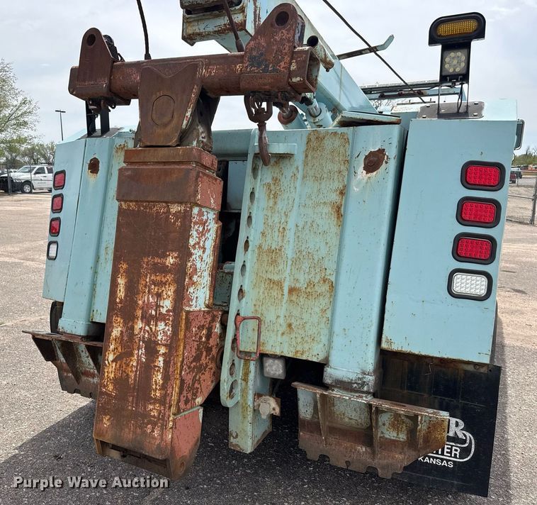 image for item EO0675 1996 International 4900 tow truck