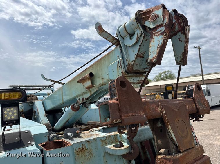 image for item EO0675 1996 International 4900 tow truck