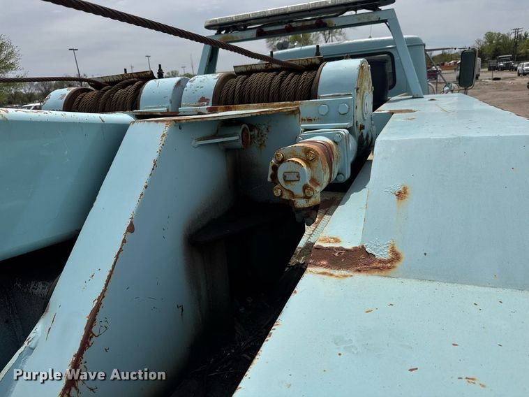 image for item EO0675 1996 International 4900 tow truck