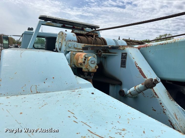 image for item EO0675 1996 International 4900 tow truck