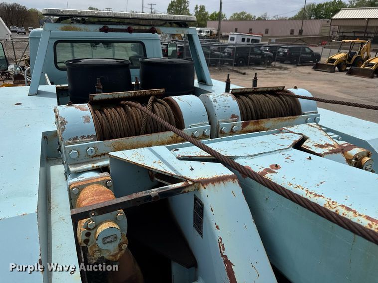 image for item EO0675 1996 International 4900 tow truck