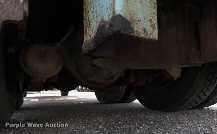 image for item EO0675 1996 International 4900 tow truck