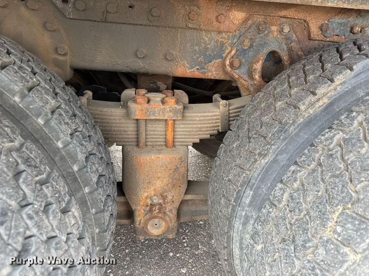 image for item EO0675 1996 International 4900 tow truck