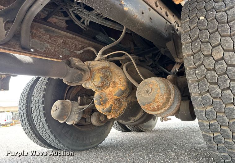 image for item EO0675 1996 International 4900 tow truck