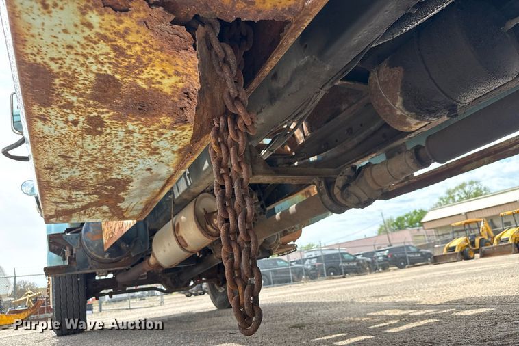 image for item EO0675 1996 International 4900 tow truck