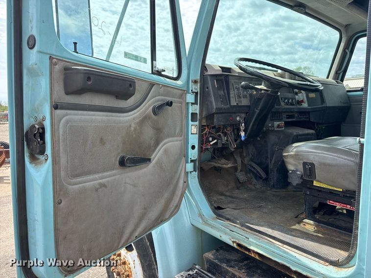 image for item EO0675 1996 International 4900 tow truck