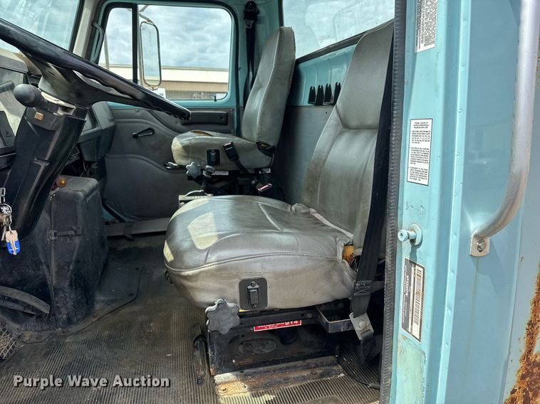 image for item EO0675 1996 International 4900 tow truck