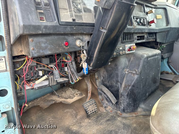 image for item EO0675 1996 International 4900 tow truck