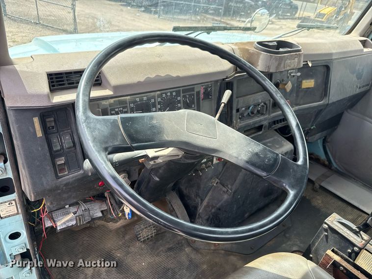 image for item EO0675 1996 International 4900 tow truck