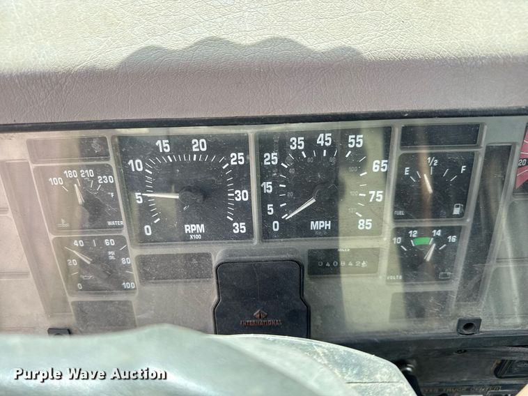 image for item EO0675 1996 International 4900 tow truck