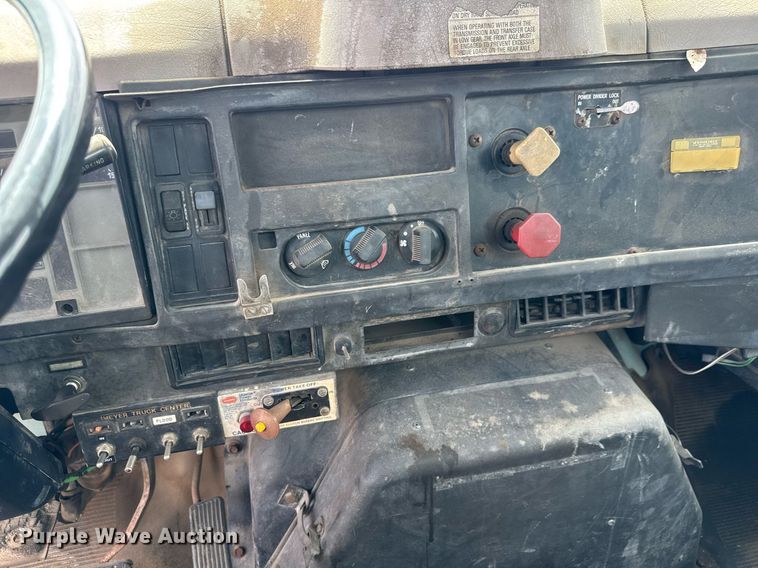 image for item EO0675 1996 International 4900 tow truck