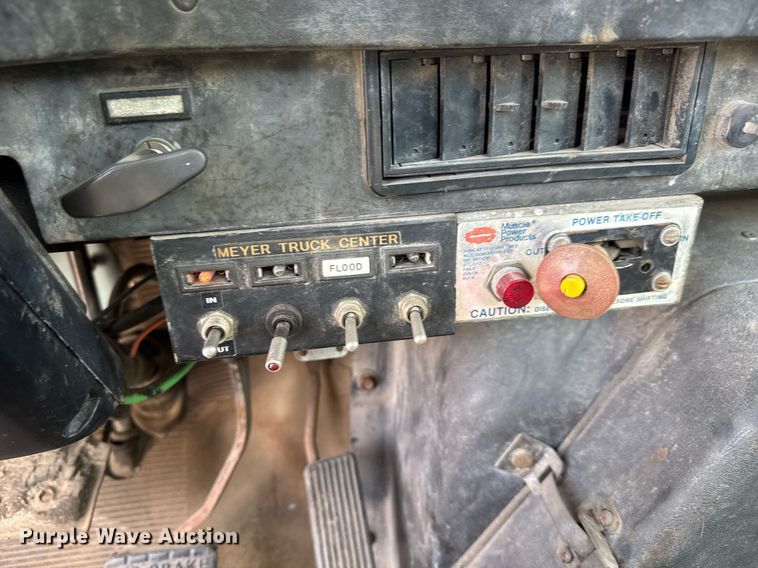 image for item EO0675 1996 International 4900 tow truck