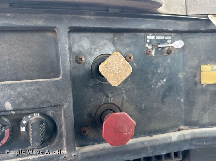 image for item EO0675 1996 International 4900 tow truck