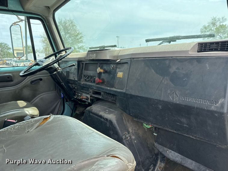 image for item EO0675 1996 International 4900 tow truck