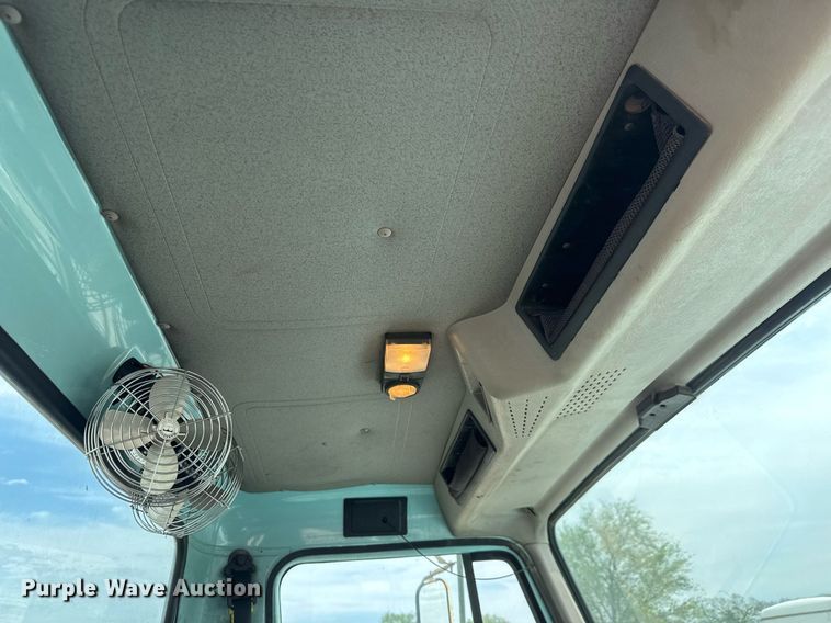 image for item EO0675 1996 International 4900 tow truck