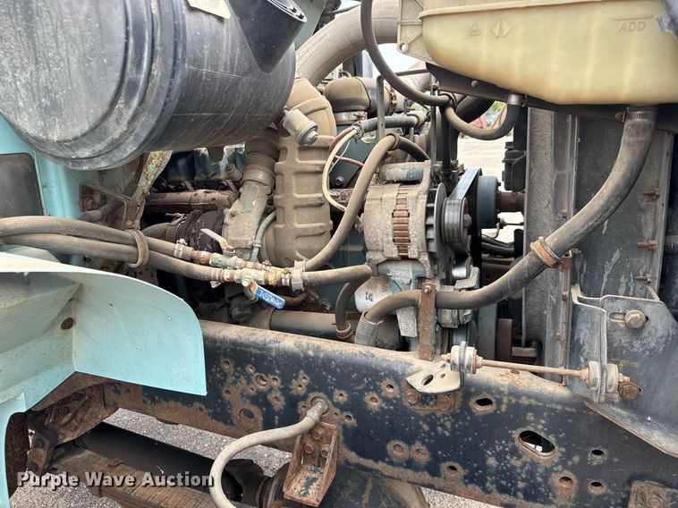 image for item EO0675 1996 International 4900 tow truck