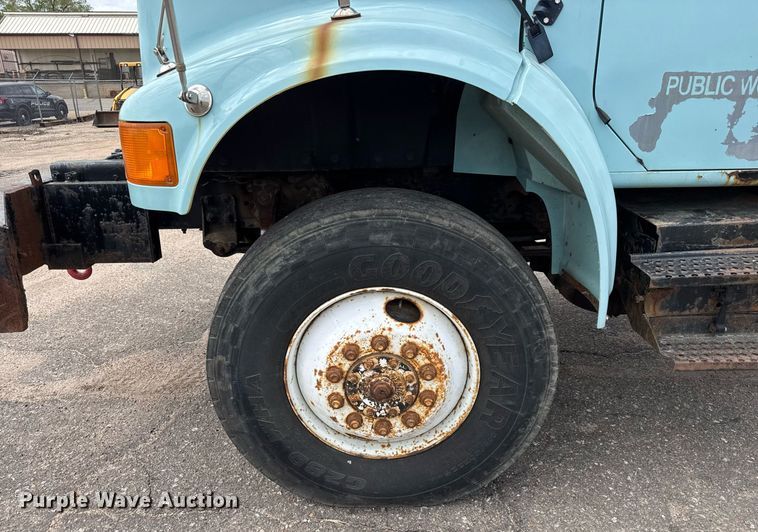 image for item EO0675 1996 International 4900 tow truck