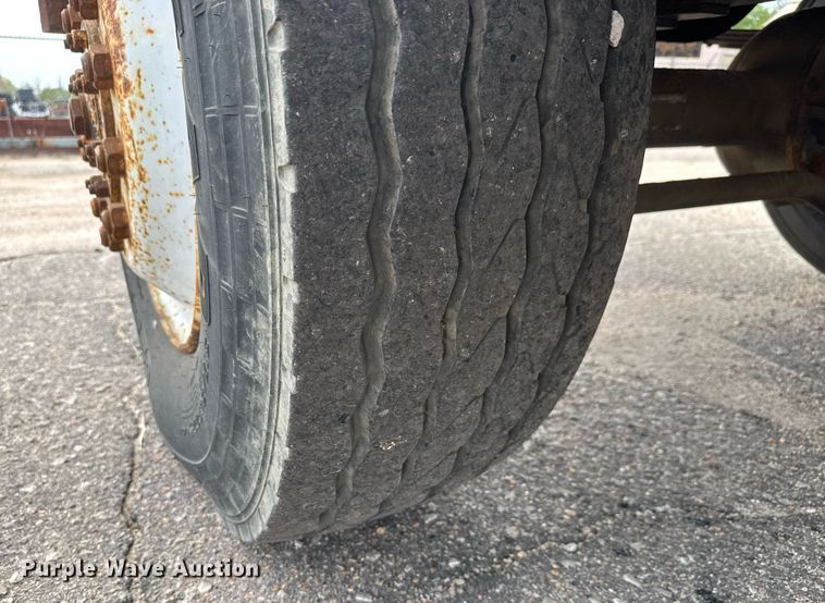 image for item EO0675 1996 International 4900 tow truck