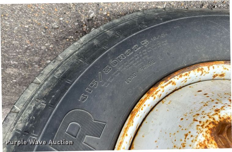 image for item EO0675 1996 International 4900 tow truck