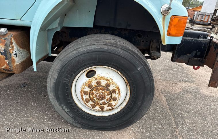 image for item EO0675 1996 International 4900 tow truck