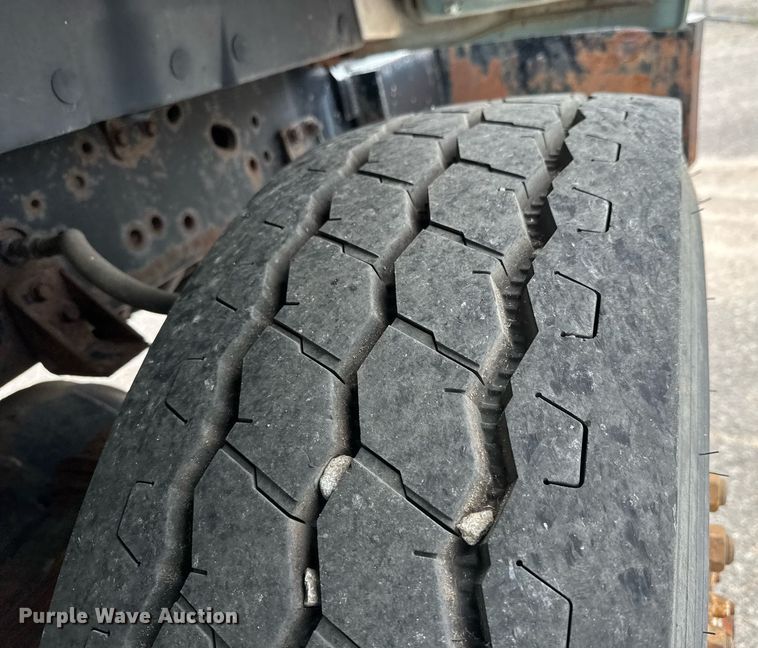 image for item EO0675 1996 International 4900 tow truck