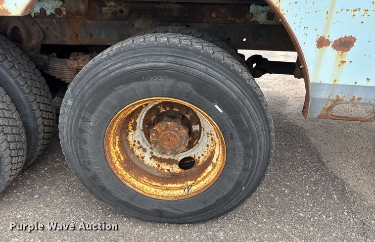 image for item EO0675 1996 International 4900 tow truck