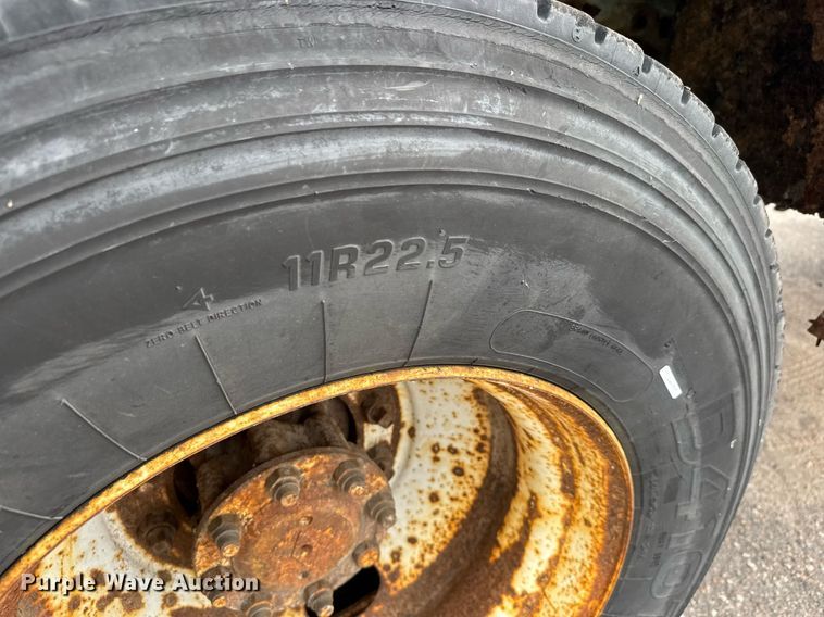 image for item EO0675 1996 International 4900 tow truck