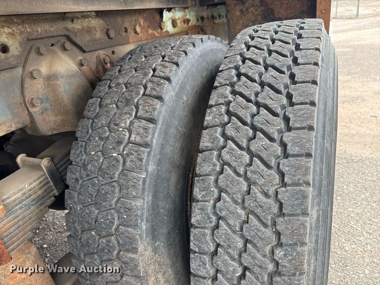 image for item EO0675 1996 International 4900 tow truck