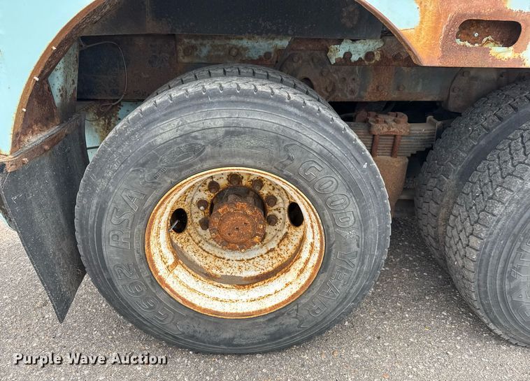 image for item EO0675 1996 International 4900 tow truck