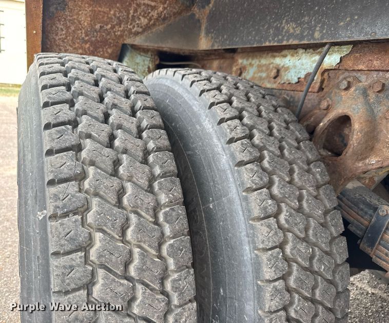 image for item EO0675 1996 International 4900 tow truck