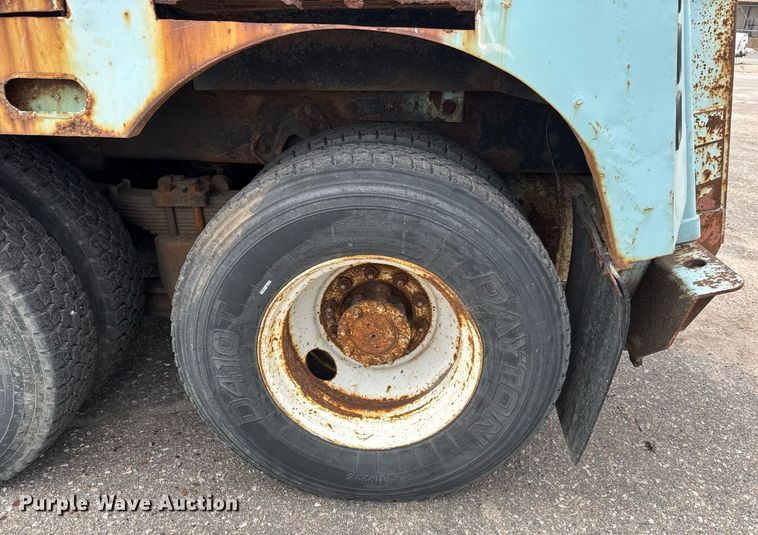 image for item EO0675 1996 International 4900 tow truck