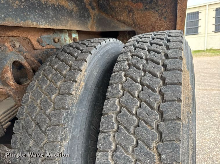 image for item EO0675 1996 International 4900 tow truck