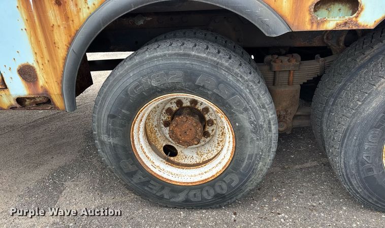 image for item EO0675 1996 International 4900 tow truck