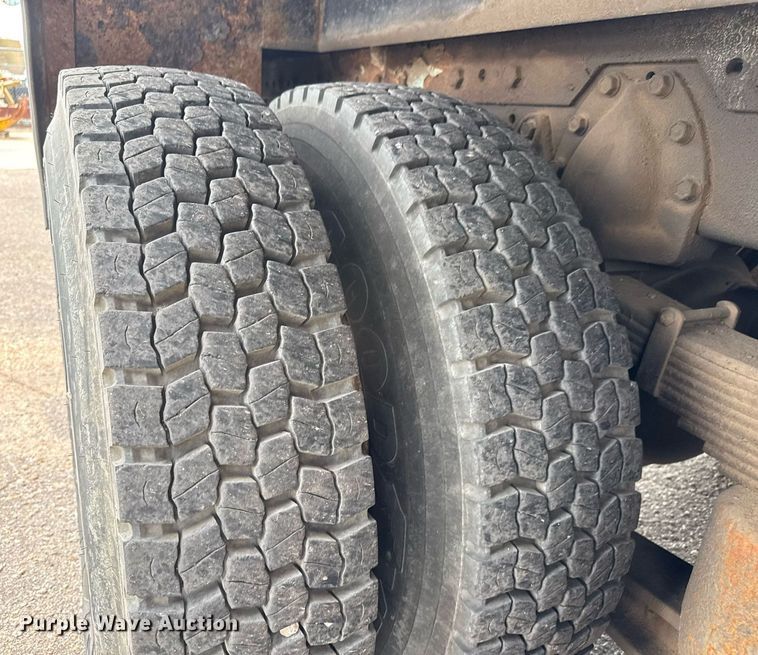 image for item EO0675 1996 International 4900 tow truck