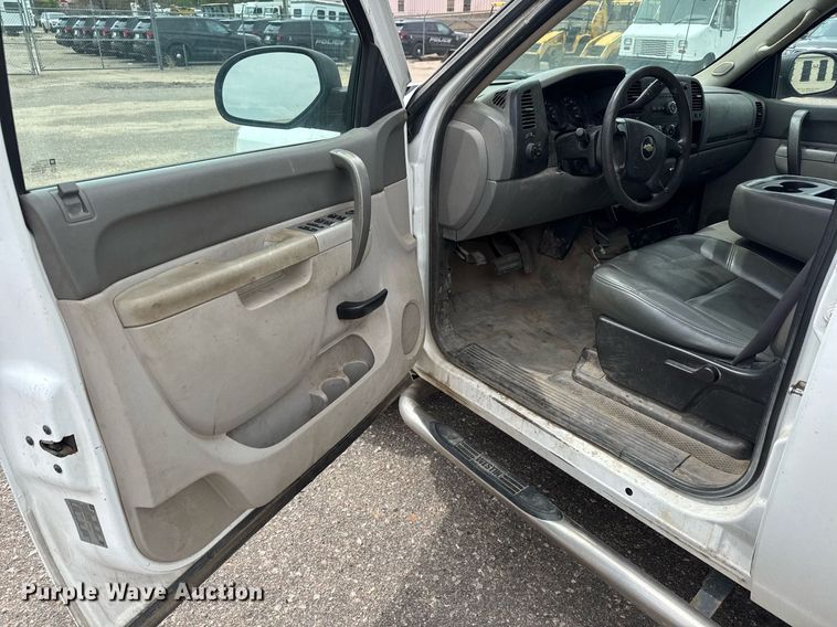 image for item EO0678 2011 Chevrolet Silverado 1500  Crew Cab pickup truck