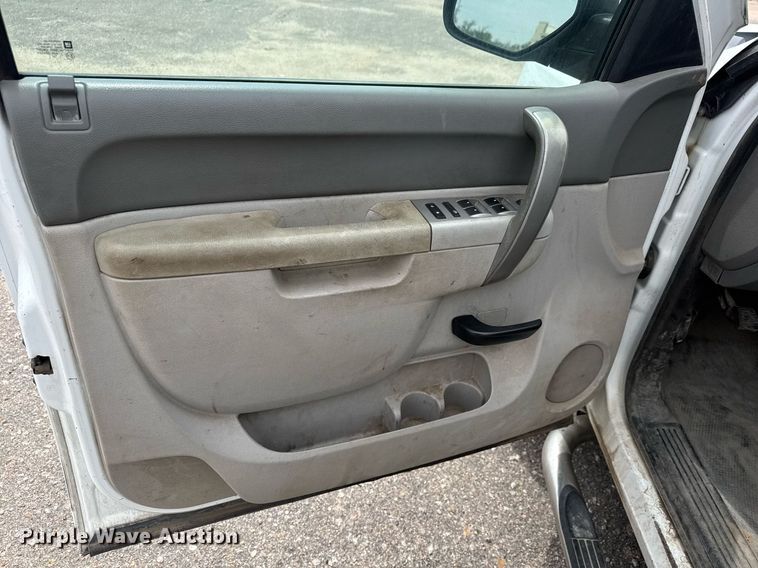 image for item EO0678 2011 Chevrolet Silverado 1500  Crew Cab pickup truck