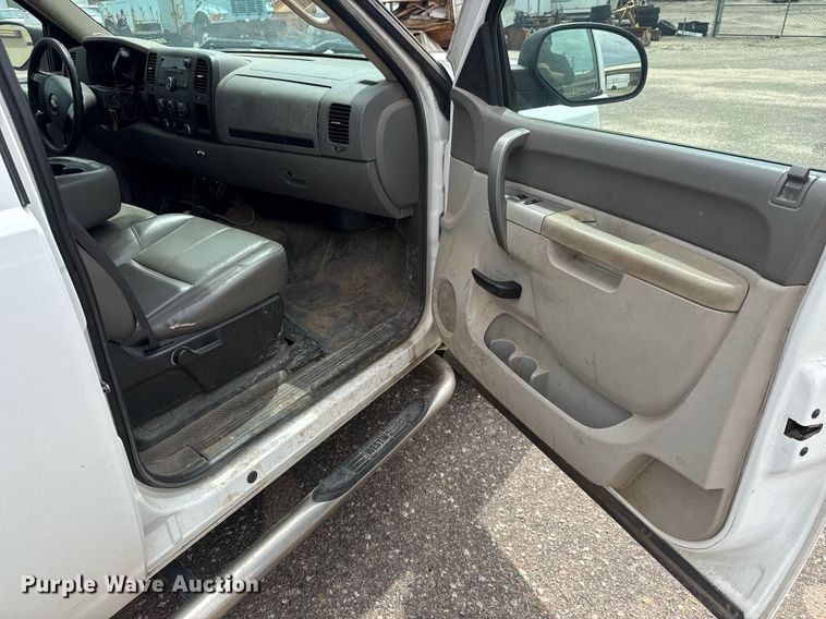 image for item EO0678 2011 Chevrolet Silverado 1500  Crew Cab pickup truck