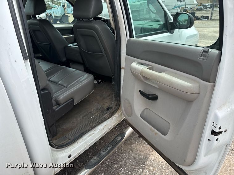 image for item EO0678 2011 Chevrolet Silverado 1500  Crew Cab pickup truck